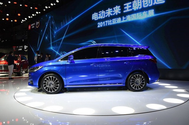 &quot;Xe Tau&quot; BYD Song 7 nhai Toyota Innova nhu that